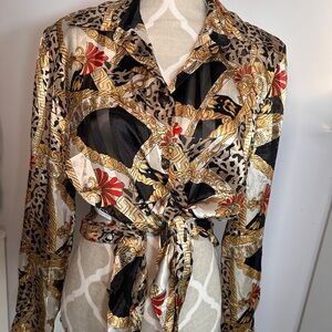 Vintage button down shirt giving you all the Versace vibes, in mint condition